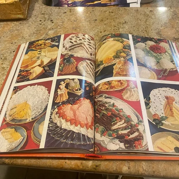 Betty Crocker Picture Cookbook. Like new - Picture 3 of 5